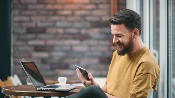 mujer con tablet mujer con tablet