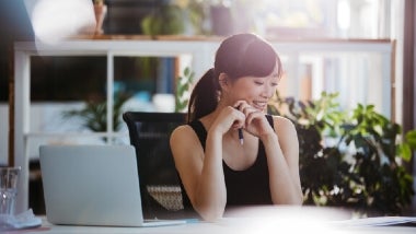 mujer con tablet mujer con tablet